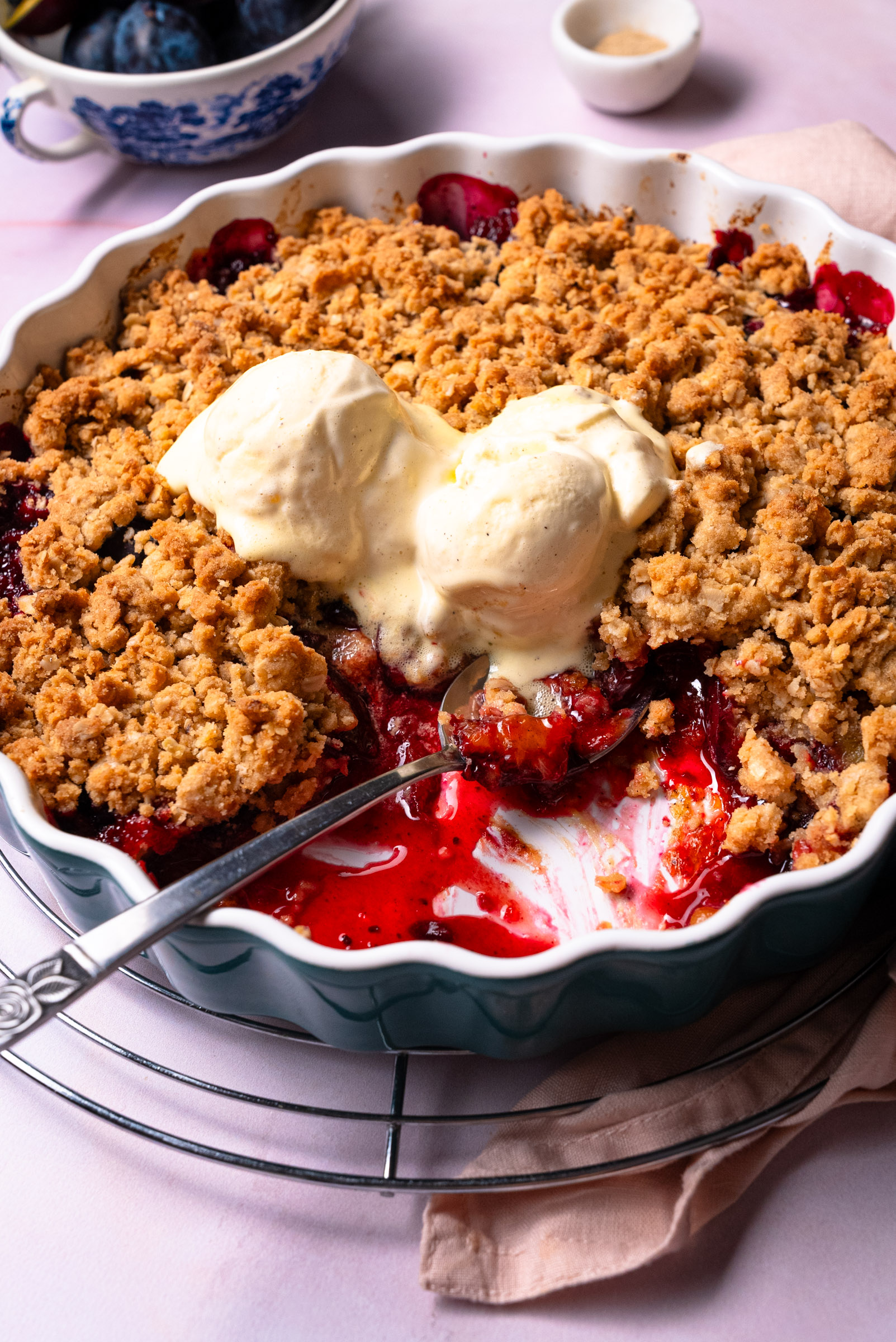 plum crumble food photography by food and mood studio